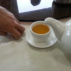 感謝別人倒茶的動作